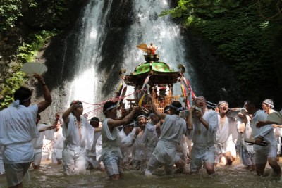白瀑神社「みこしの滝浴び」